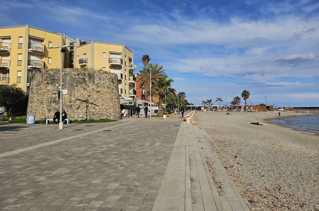Il Lungomare delle Nazioni, a San Bartolomeo al Mare