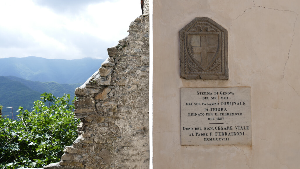 Stemma di Genova sull’antico palazzo comunale di Triora