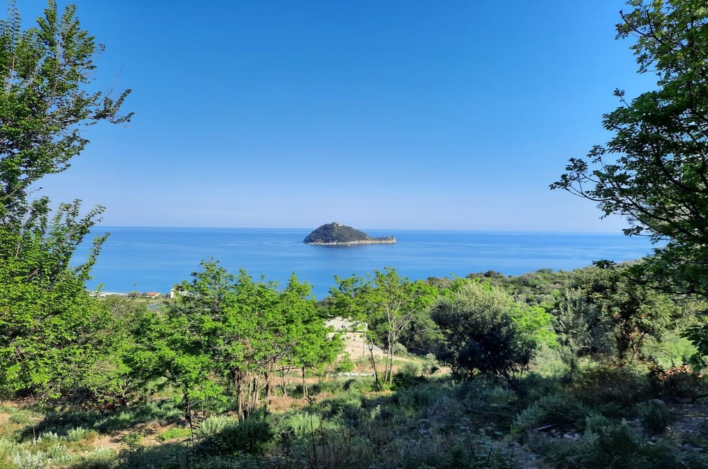 Il panorama sull’Isola della Gallinara dal sentiero della Via Julia Augusta