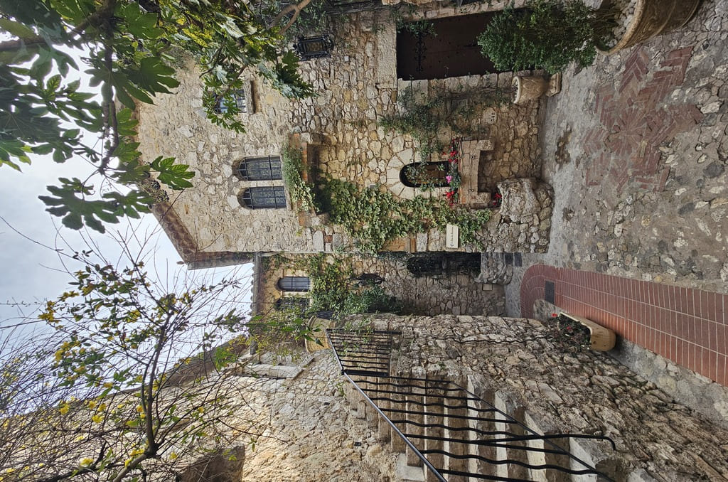A glimpse of the narrow streets of Èze Village
