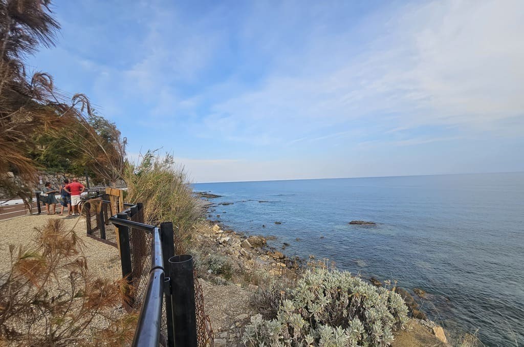Ein Blick auf das Meer von der „Incompiuta“ in Diano Marina aus