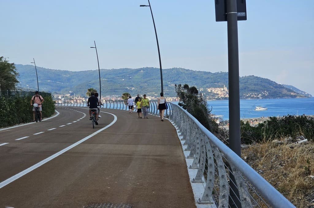 Abschnitt des Rad- und Fußgängerwegs von Diano Marina entlang der „Incompiuta“