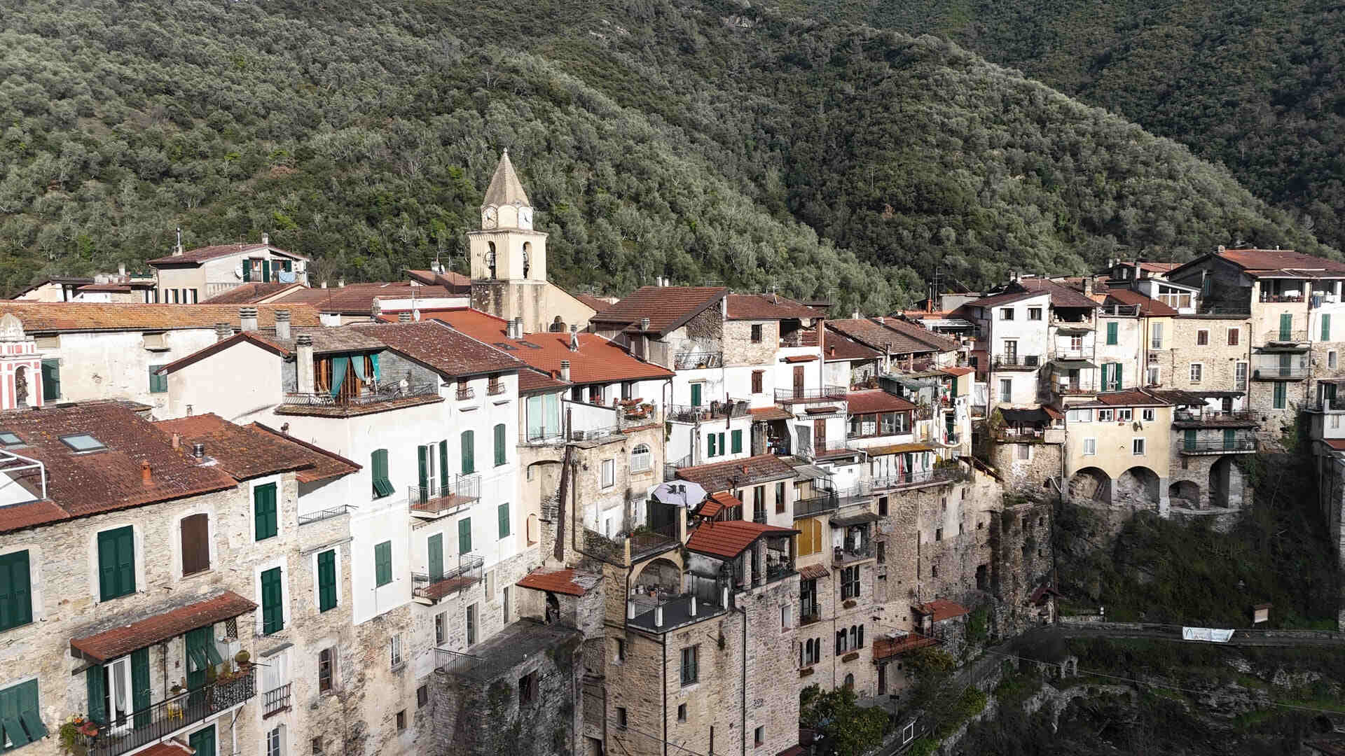 Panoramica dall’alto sul borgo di Rocchetta Nervina