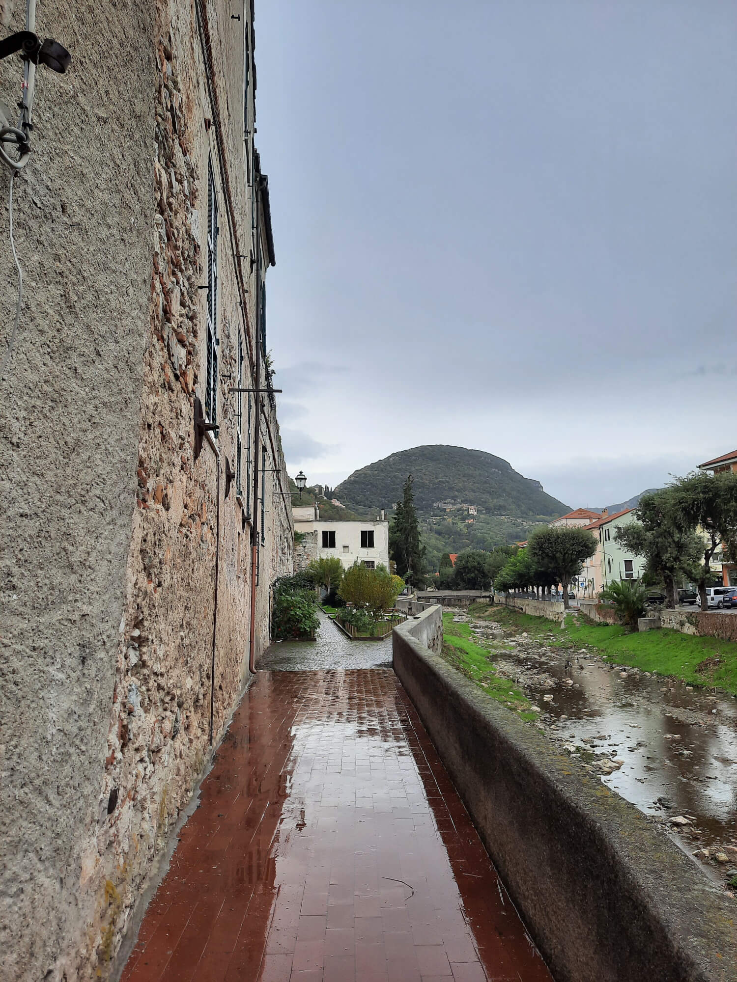 The caruggio that leads to Forte di San Giovanni