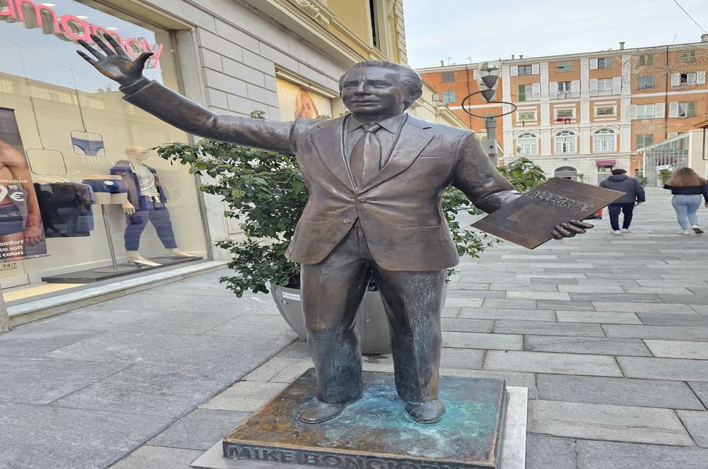 La statua di Mike Bongiorno a Sanremo