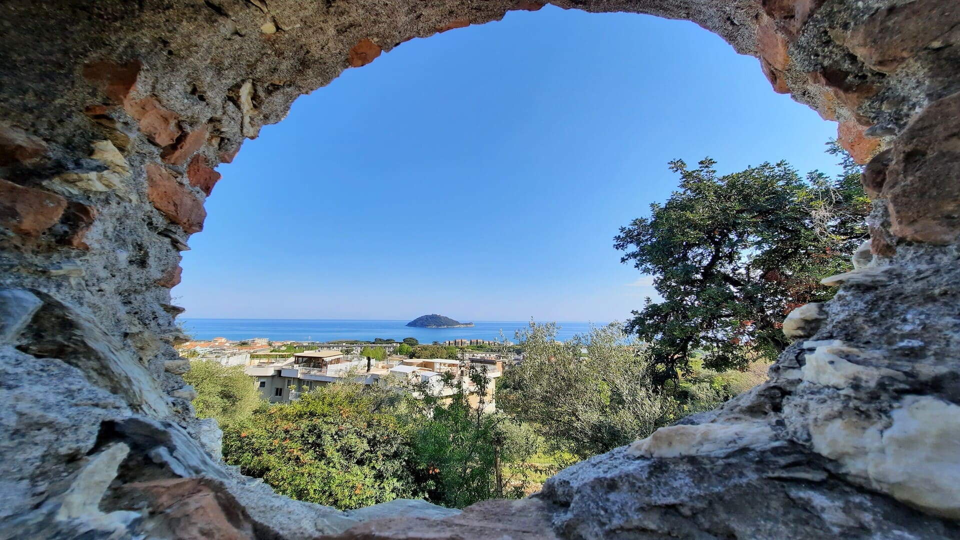 Il panorama sull’isola della Gallinara dalla Via Julia Augusta