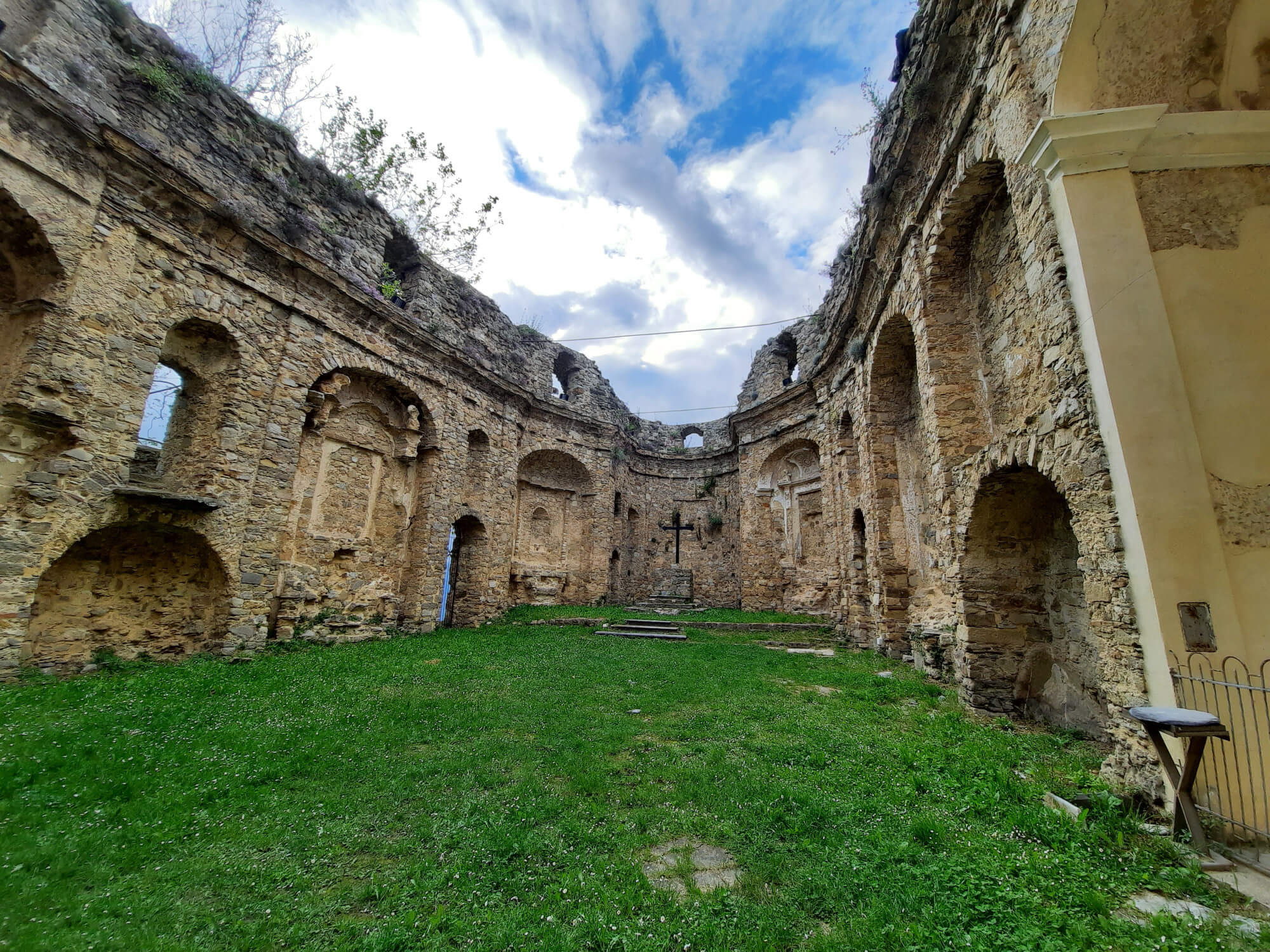 I resti dell’antica parrocchiale di Bajardo