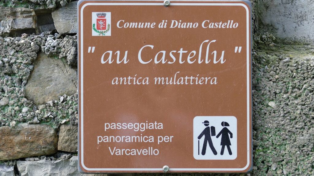 Cartello con indicazione per il sentiero “au Castellu”