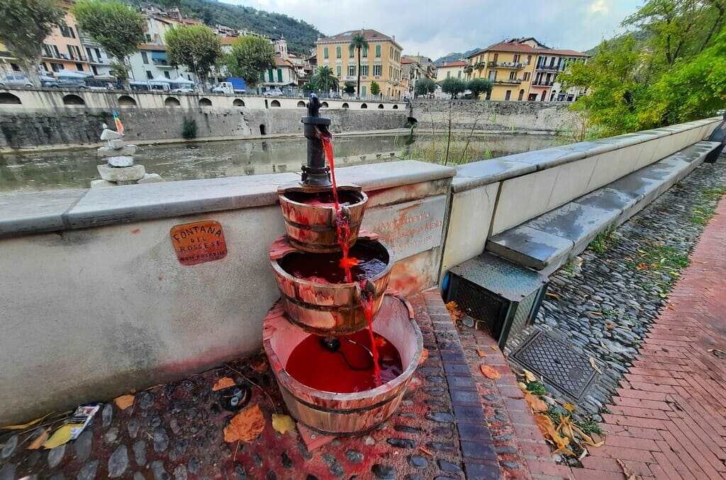 La fontana del Rossese in piazza Padre G. Mauro