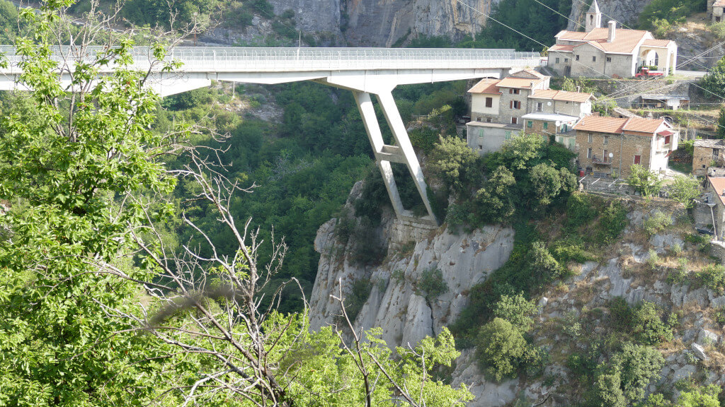 Il ponte nella frazione di Loreto