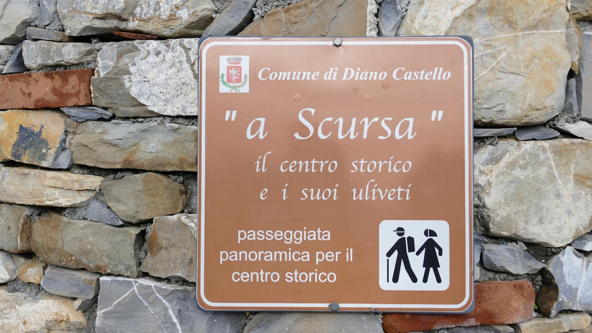 Hike along the mule tracks of Diano Castello 