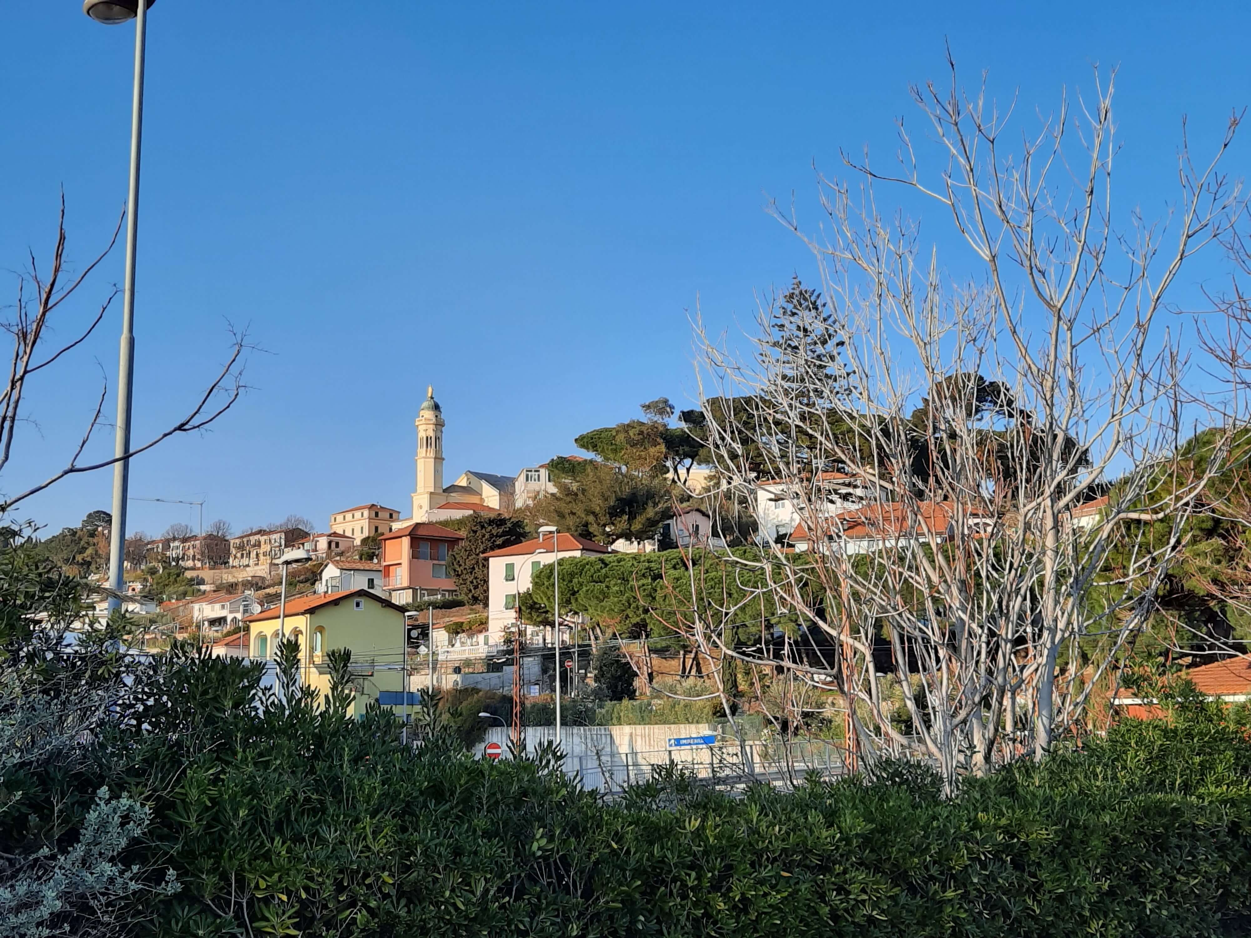 La vista di Bussana Nuova dalla ciclabile