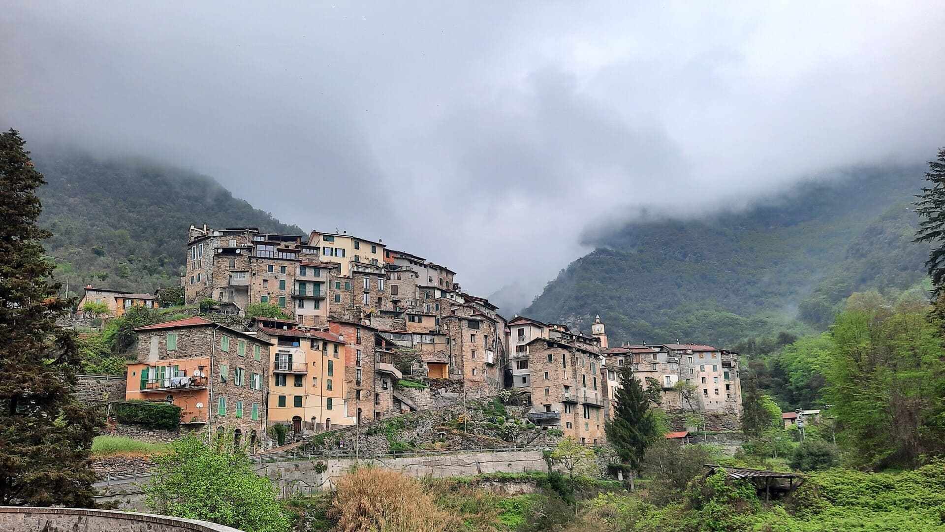 Visita a Pigna e alla frazione di Buggio: alla scoperta dei borghi collinari 