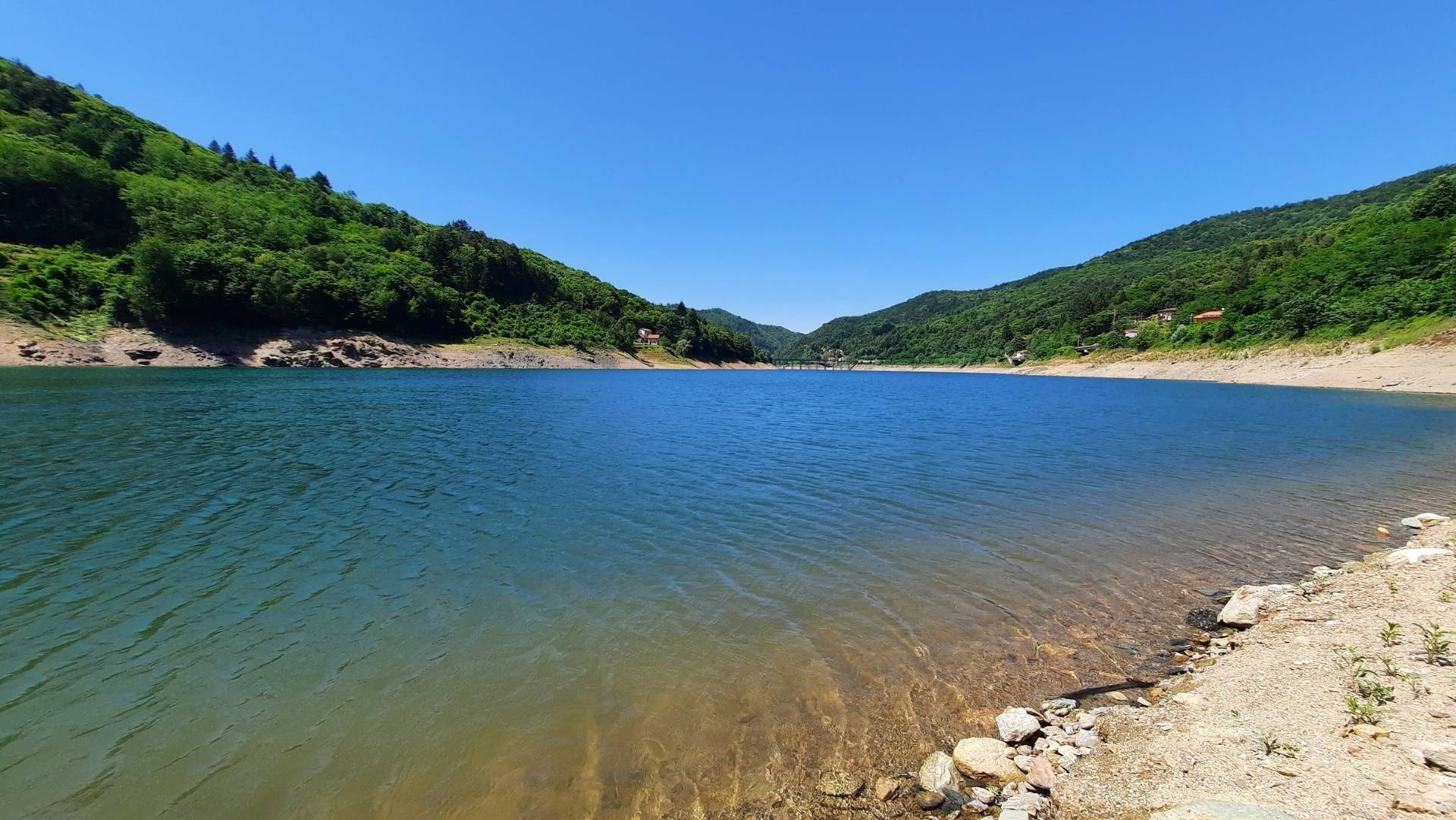 Vista del lago di Osiglia